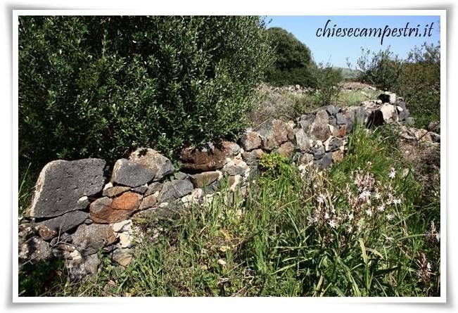 I ruderi della chiesa campestre di San Domino ed il nuraghe semplice Santu Domini – I ruderi della chiesa campestre di San Domino ed il nuraghe semplice Santu Domini
